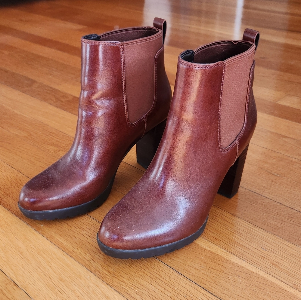 Size 6.5 Clarks Leather Bootie